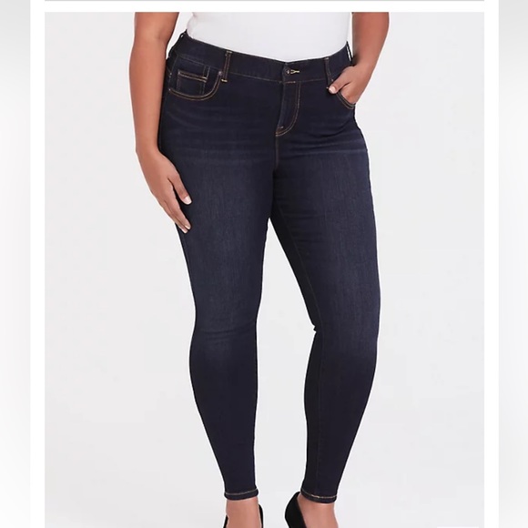 New with tags Torrid Premium BOMBSHELL SKINNY JEAN - PREMIUM STRETCH DARK WASH - Picture 2 of 8